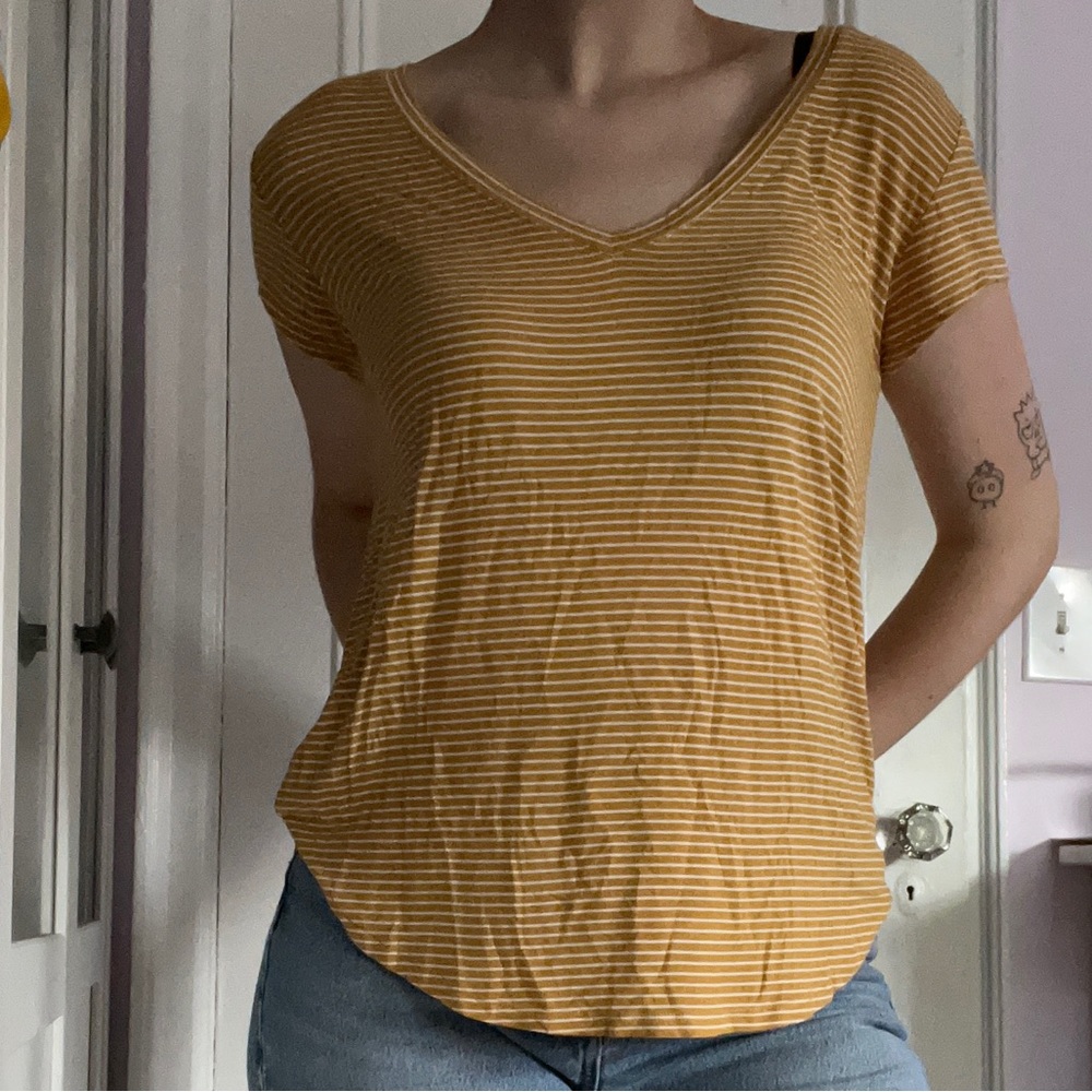 Super Soft American Eagle Yellow Striped Favorite V Neck Tee!